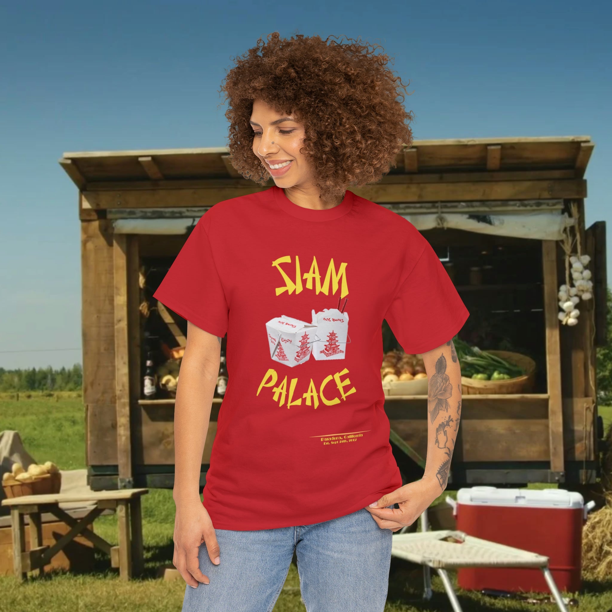 "DirkyThreadz Siam Palace T-Shirt – Mutiges Take-out-Grafikdesign aus schwarzer Baumwolle"