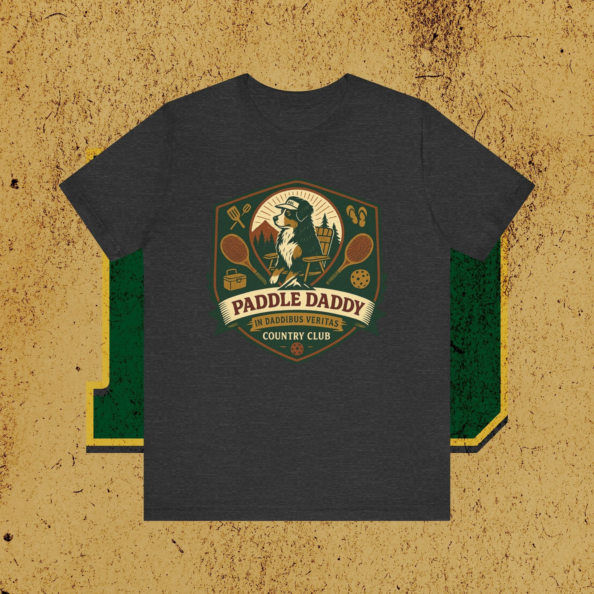 Paddle Daddy Country Club T-Shirt, Chloe Dog Grafik-T-Shirt, lustiges Pickleball & Grill Shirt, In Daddibus Veritas Dadcore Kleidung
