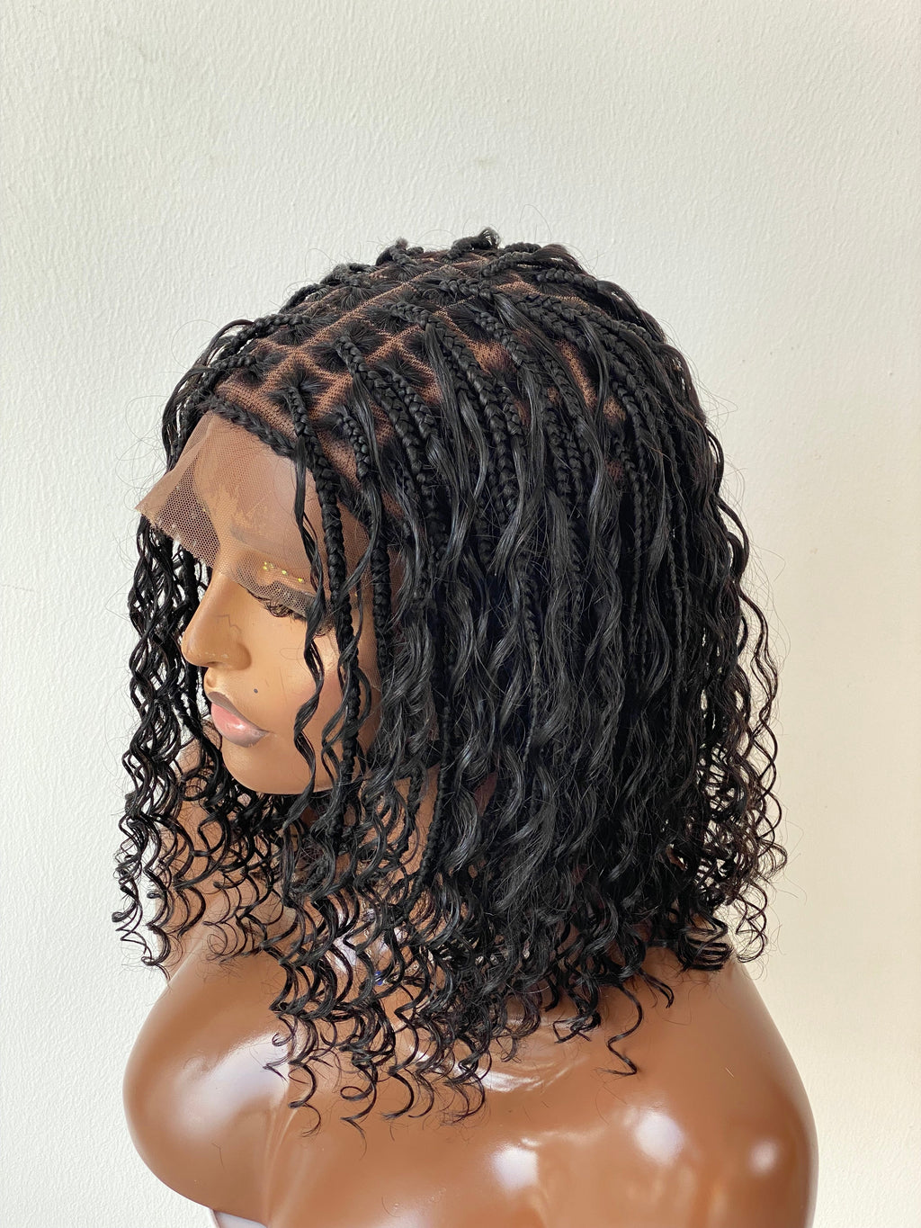Kurze böhmische, knotenlose Bob-Perücke (100 % HD Echthaar Spitze & Locken) Farbe Schwarz TARA