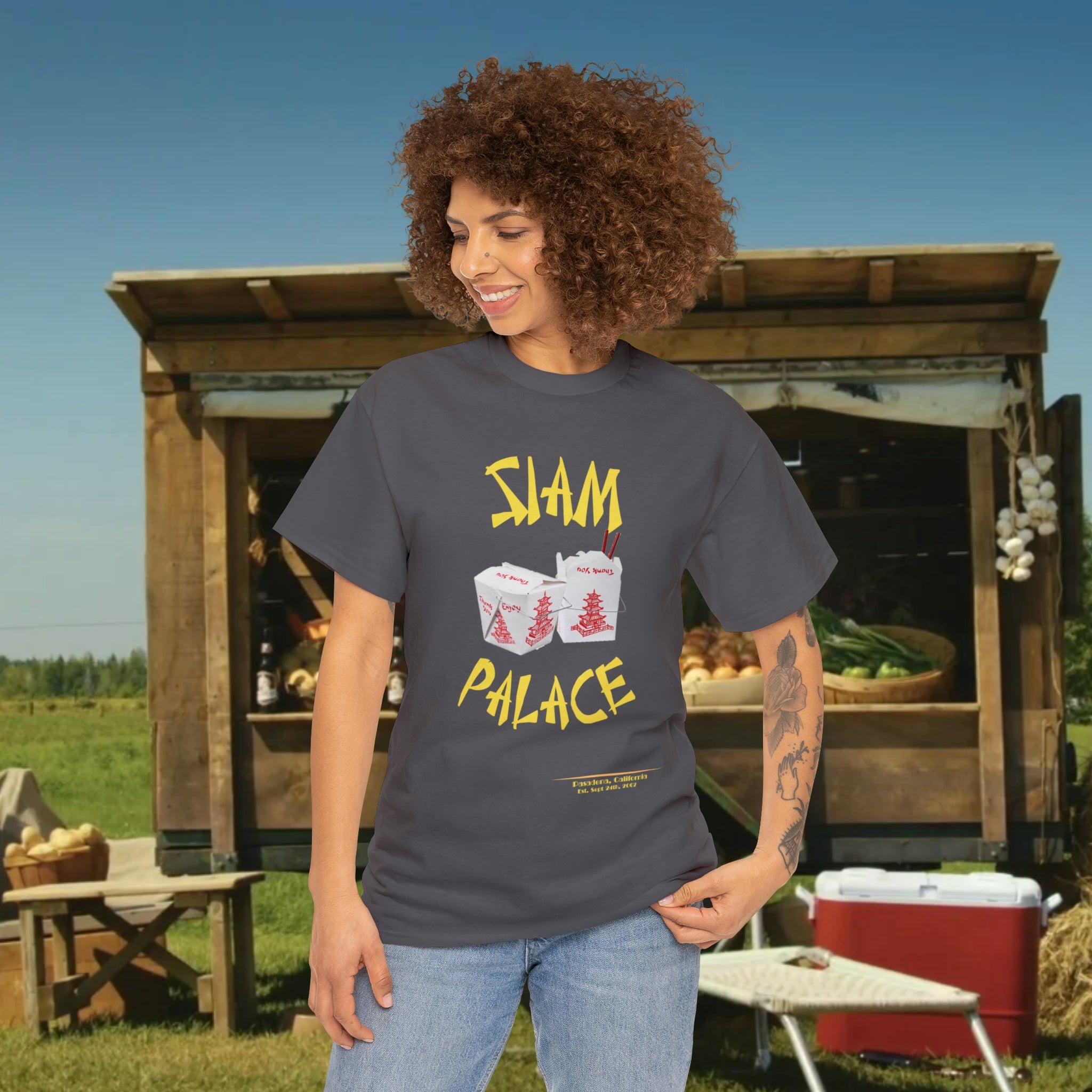 "DirkyThreadz Siam Palace T-Shirt – Mutiges Take-out-Grafikdesign aus schwarzer Baumwolle"