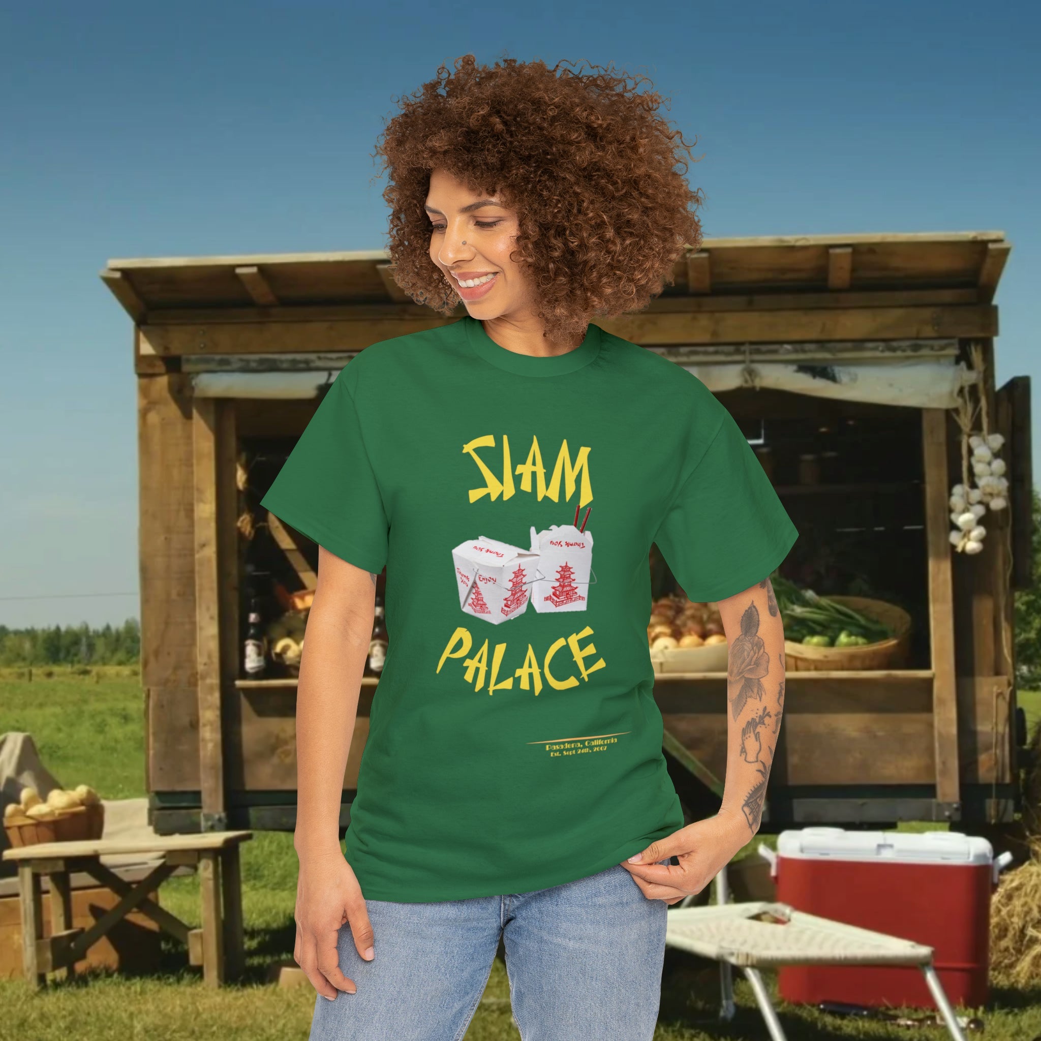 "DirkyThreadz Siam Palace T-Shirt – Mutiges Take-out-Grafikdesign aus schwarzer Baumwolle"