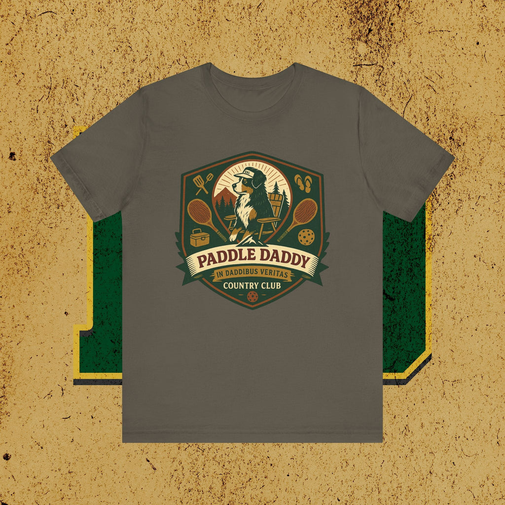 Paddle Daddy Country Club T-Shirt, Chloe Dog Grafik-T-Shirt, lustiges Pickleball & Grill Shirt, In Daddibus Veritas Dadcore Kleidung