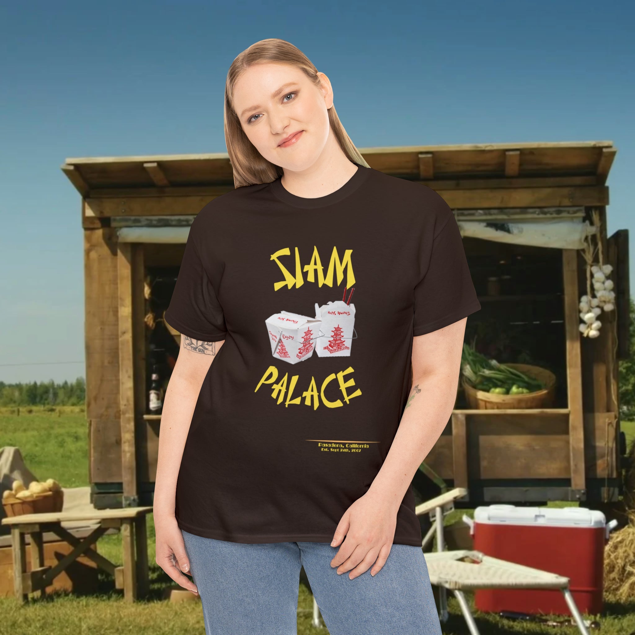 "DirkyThreadz Siam Palace T-Shirt – Mutiges Take-out-Grafikdesign aus schwarzer Baumwolle"