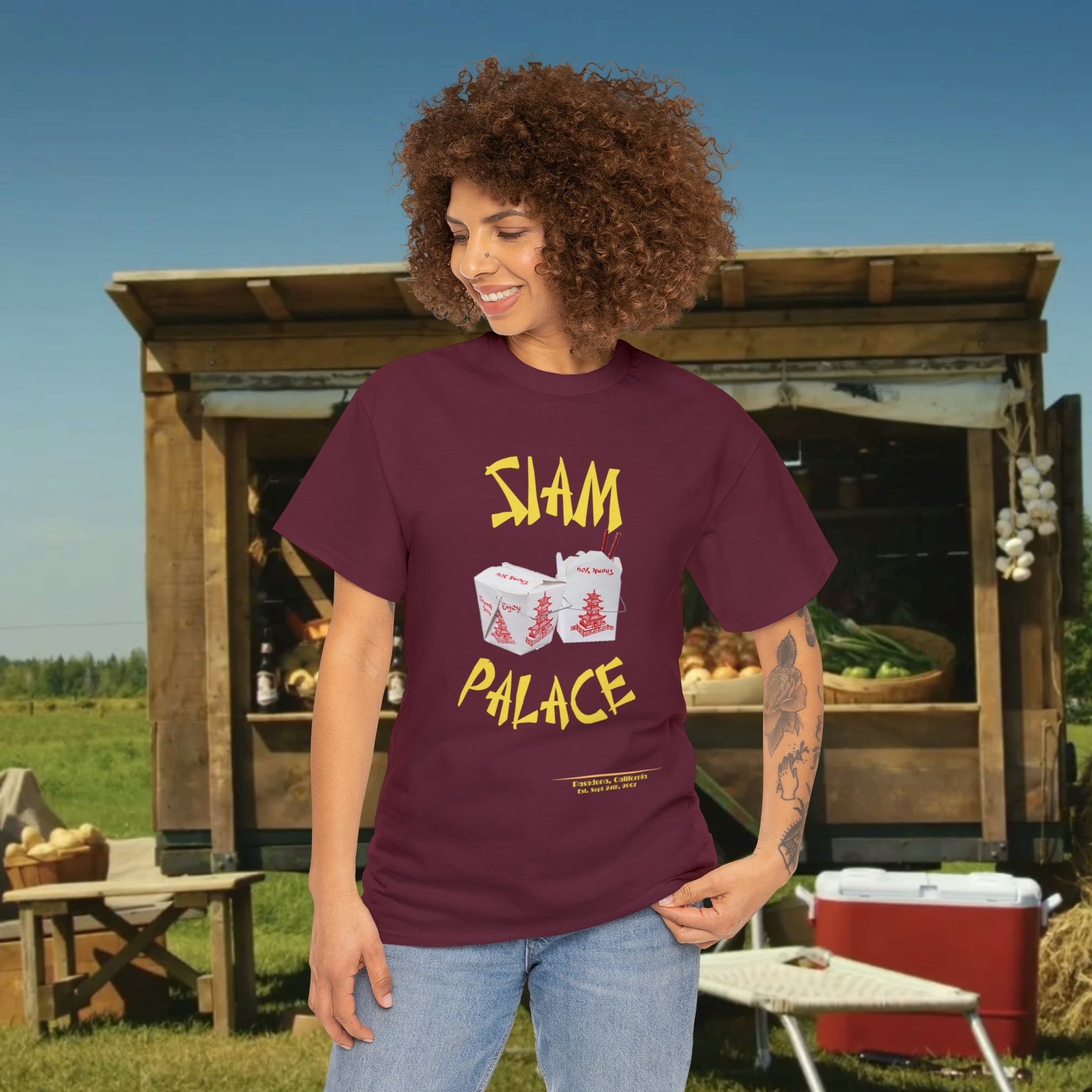 "DirkyThreadz Siam Palace T-Shirt – Mutiges Take-out-Grafikdesign aus schwarzer Baumwolle"