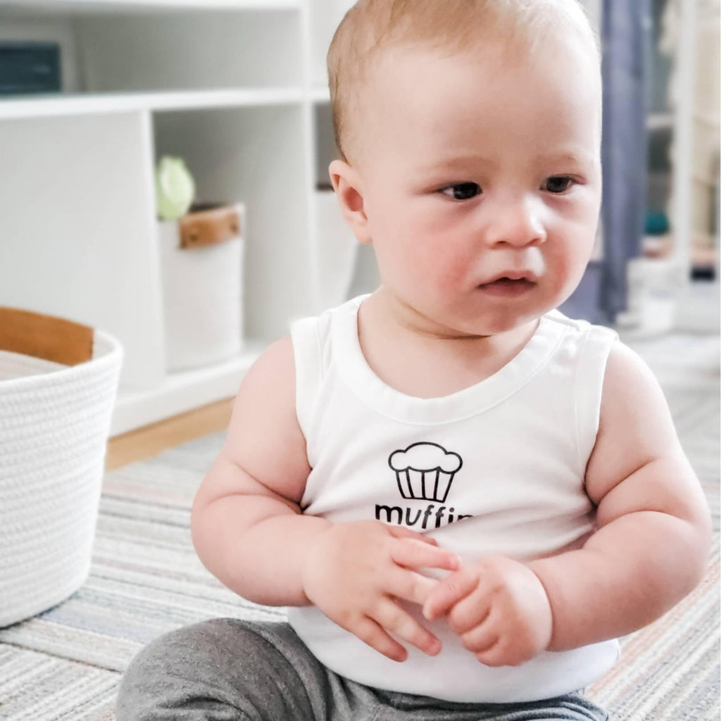 Ärmelloser Baby-Body aus Bio-Baumwolle mit Wunschnamen