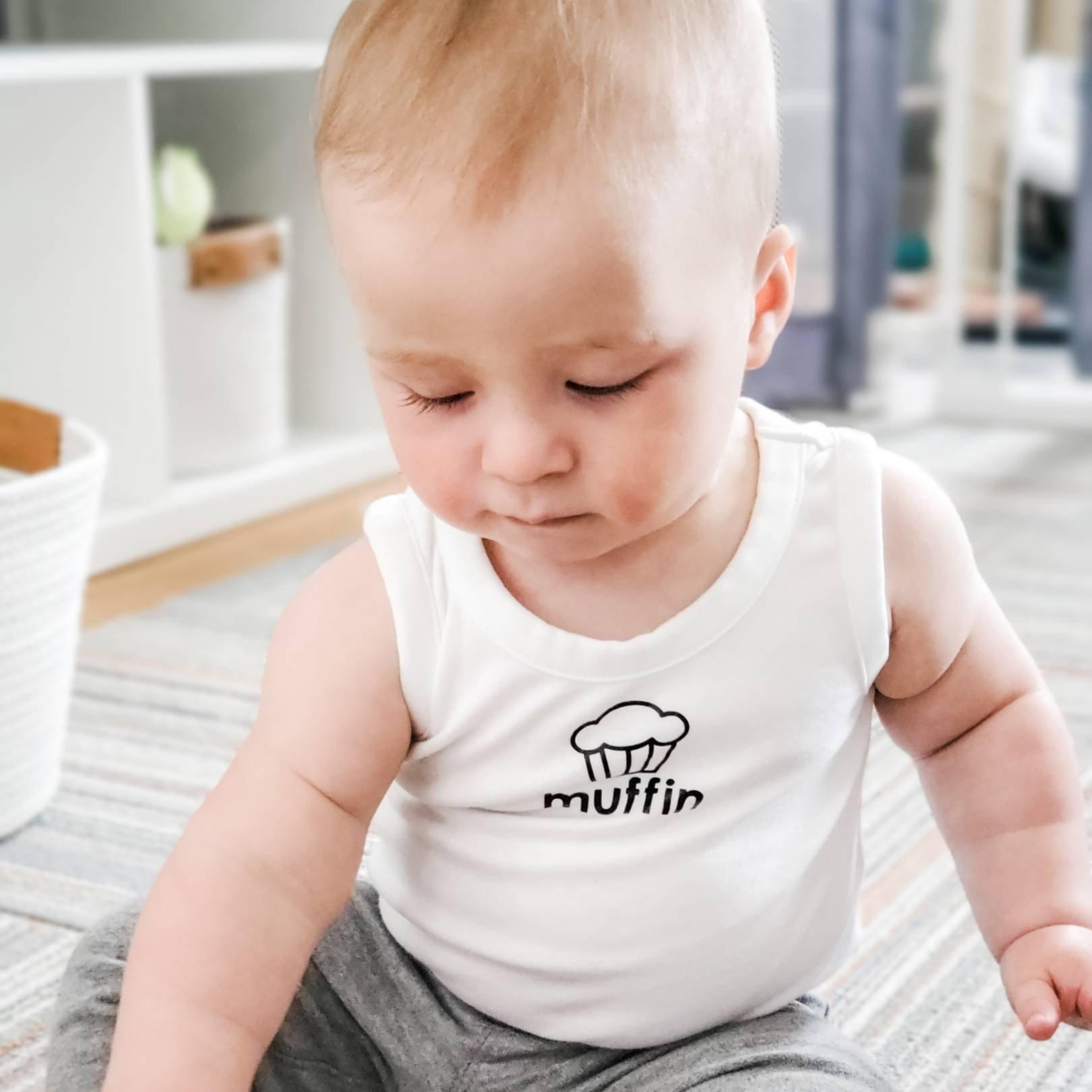 Ärmelloser Baby-Body aus Bio-Baumwolle mit Wunschnamen