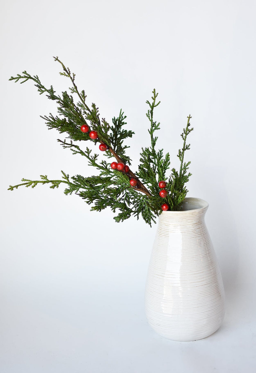 61 cm Kunst-Zedernzweig mit roten Beeren