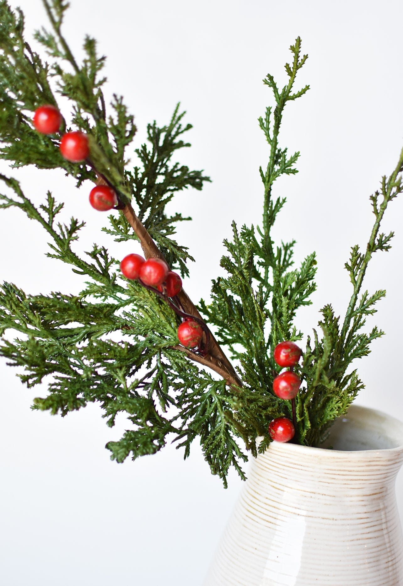 61 cm Kunst-Zedernzweig mit roten Beeren