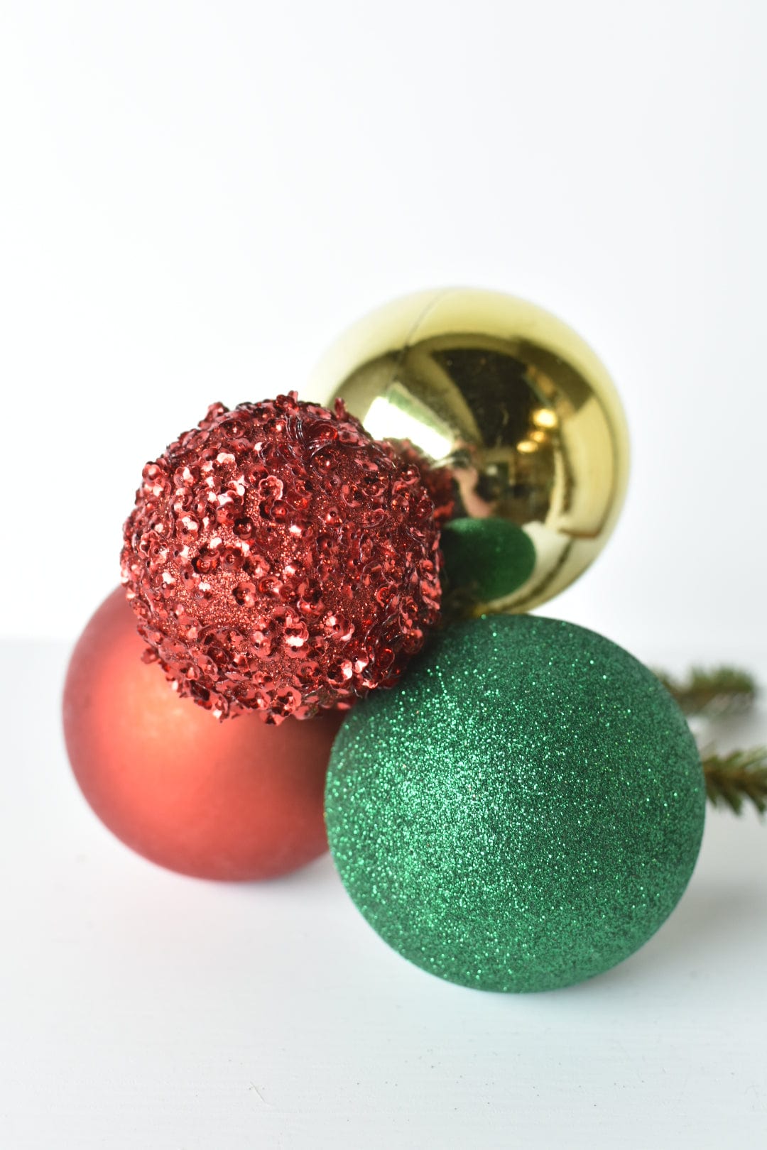 Kleiner rot/gold/grün Ornament-Cluster Multi01