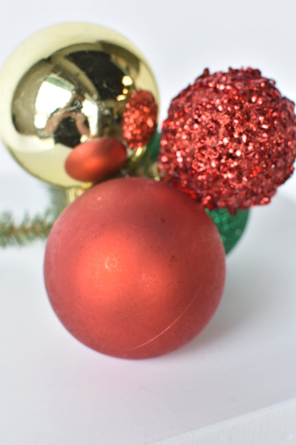 Kleiner rot/gold/grün Ornament-Cluster Multi01
