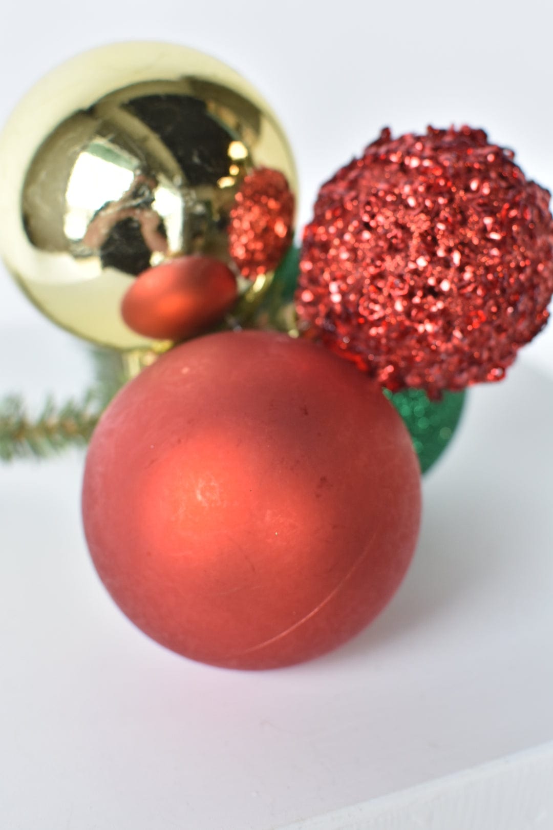 Kleiner rot/gold/grün Ornament-Cluster Multi01