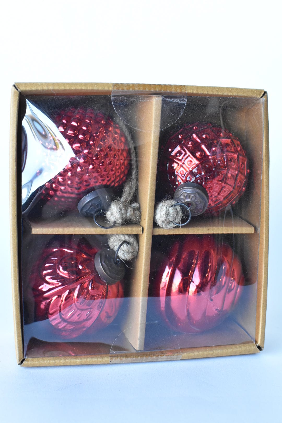 Vier Christbaumkugeln aus rotem Quecksilberglas