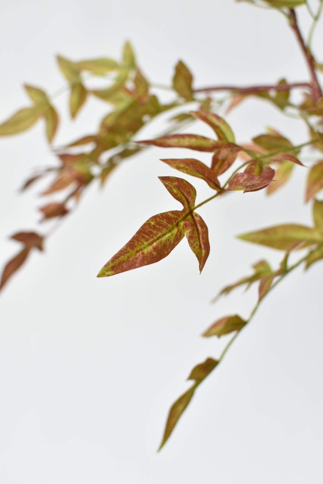 101 cm künstliches Nandina-Herbstlaub – Grün/Bordeaux