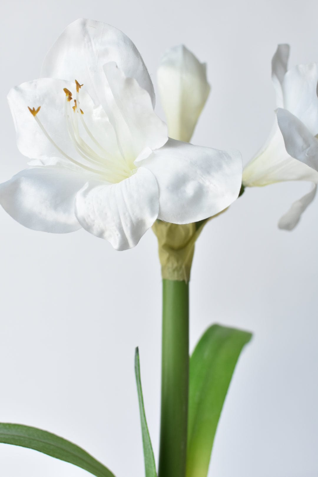 20,5" Künstlicher weißer Amaryllis im geflochtenen Topf