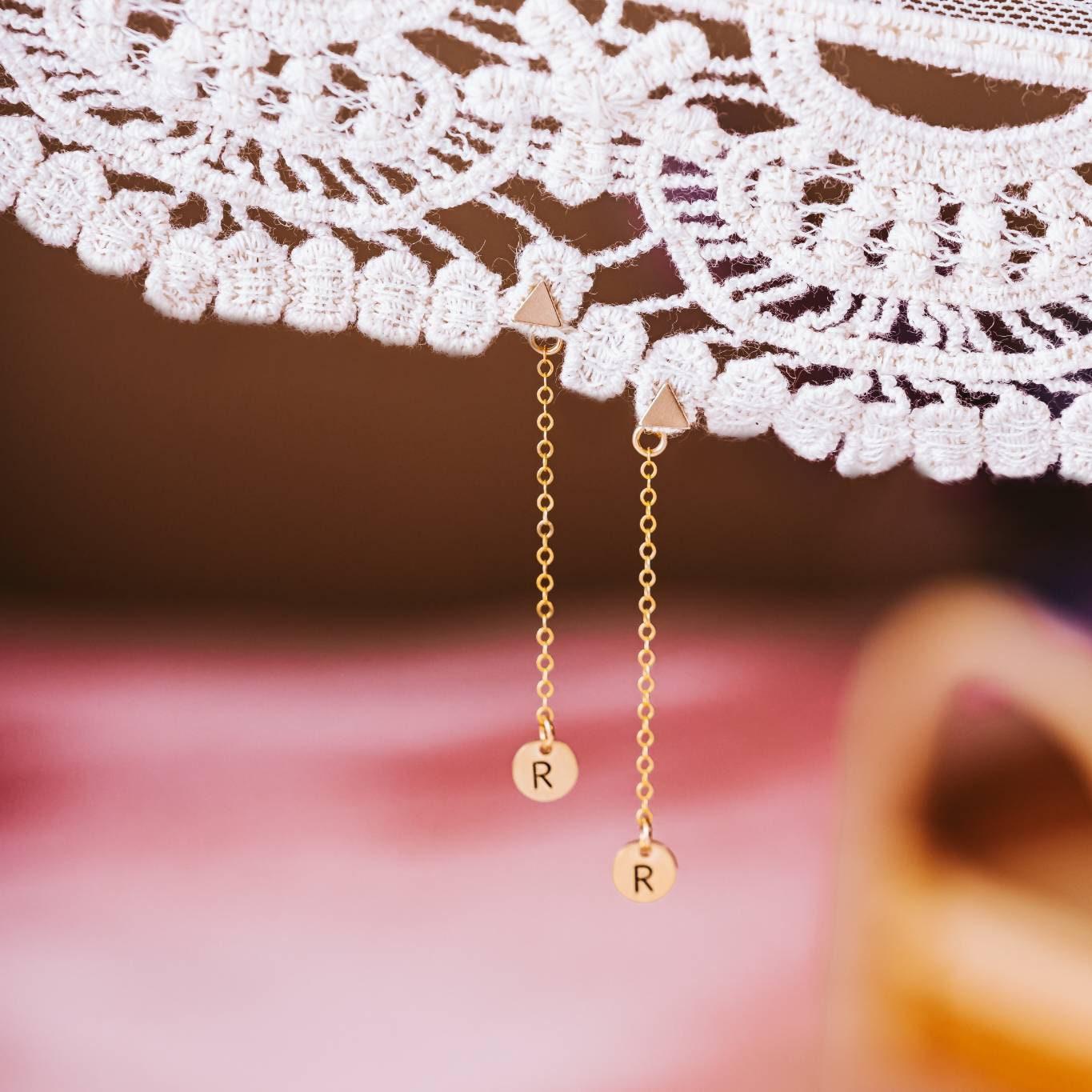 Zierliche goldene Ohrstecker mit Kreis-Anhänger