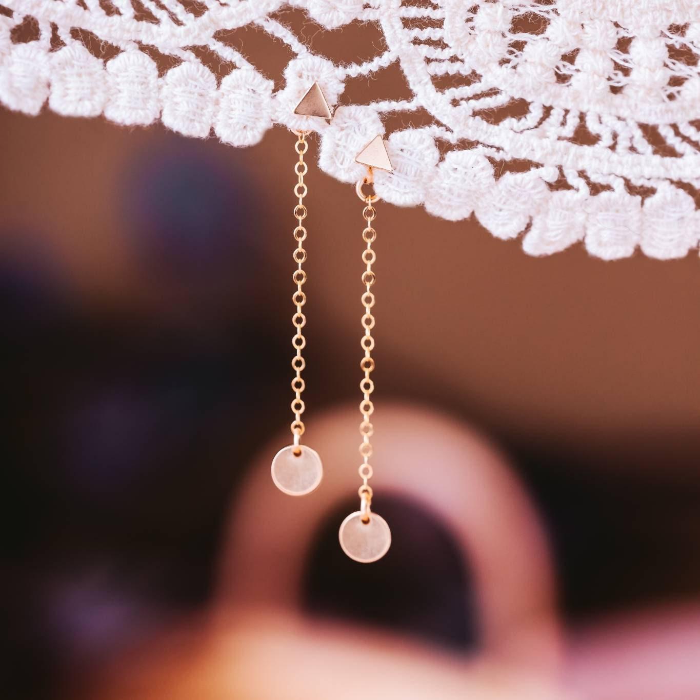 Zierliche goldene Ohrstecker mit Kreis-Anhänger