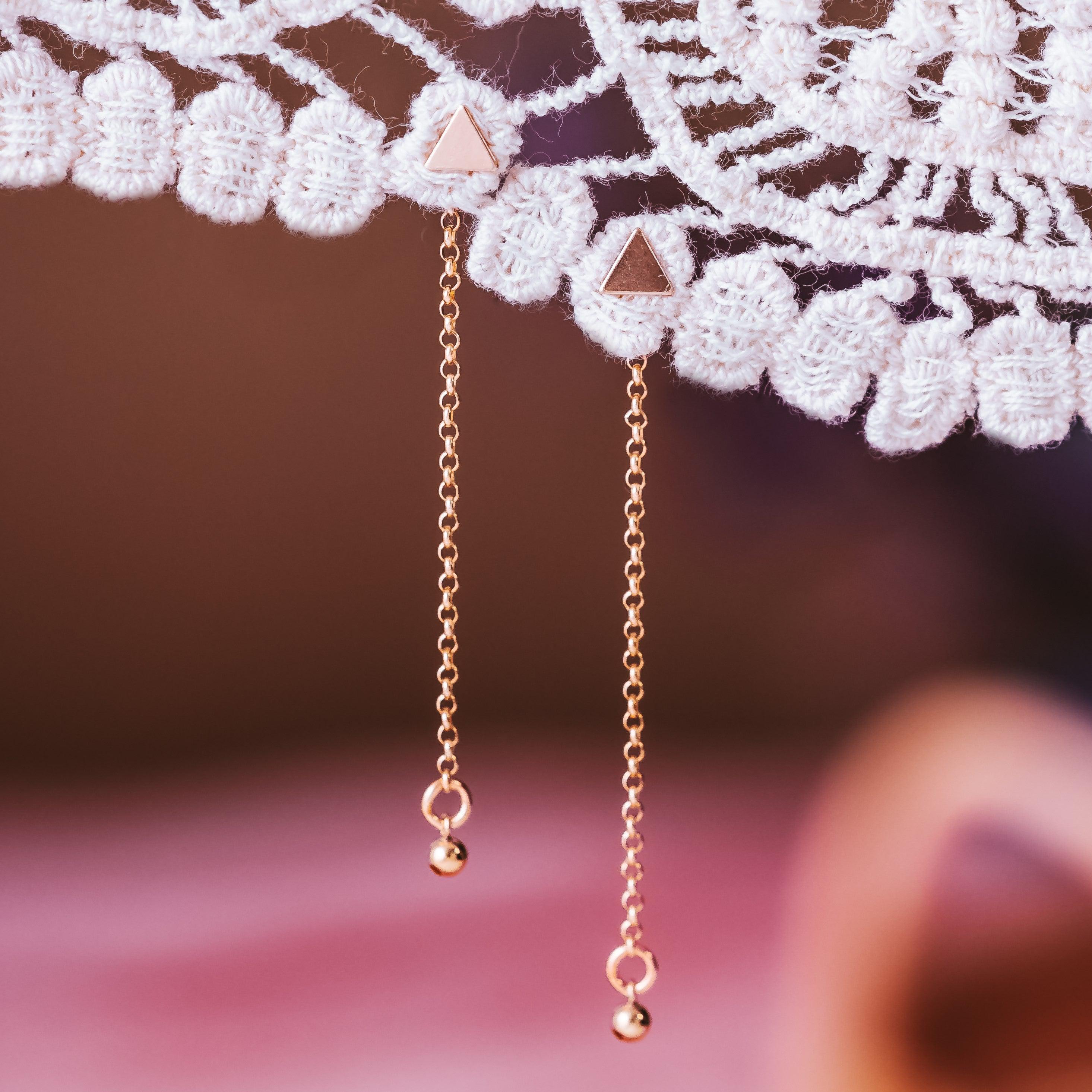 Zierliche goldene Ohrstecker mit Kreis-Anhänger
