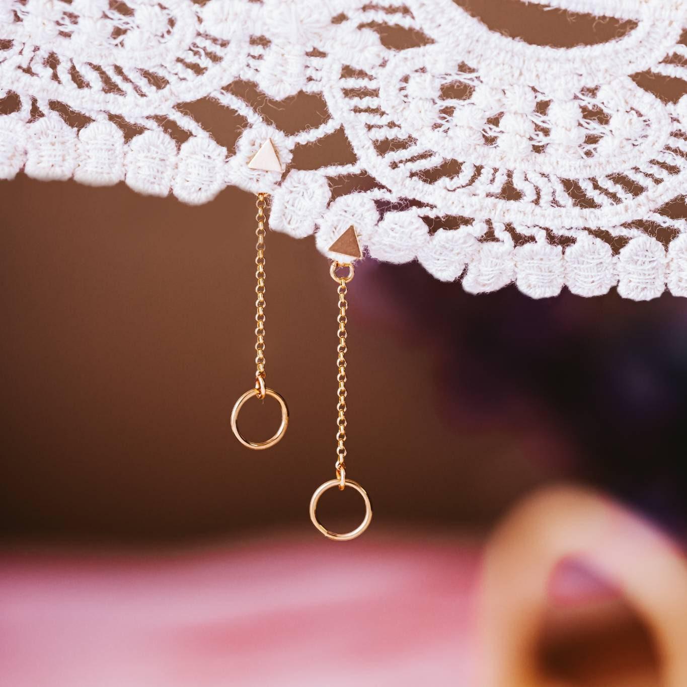 Zierliche goldene Ohrstecker mit Kreis-Anhänger