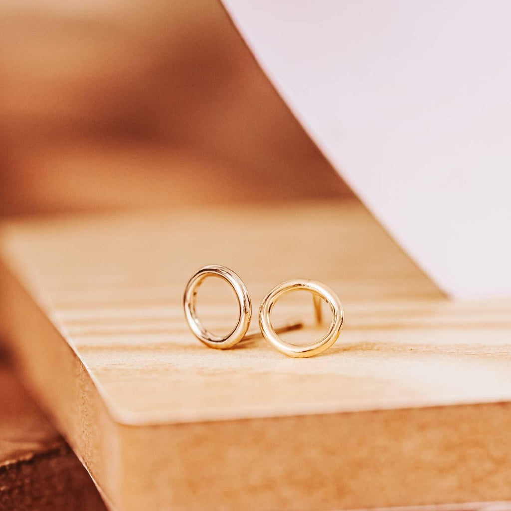 Zierliche Rechteck-Hängeohrringe aus Gold