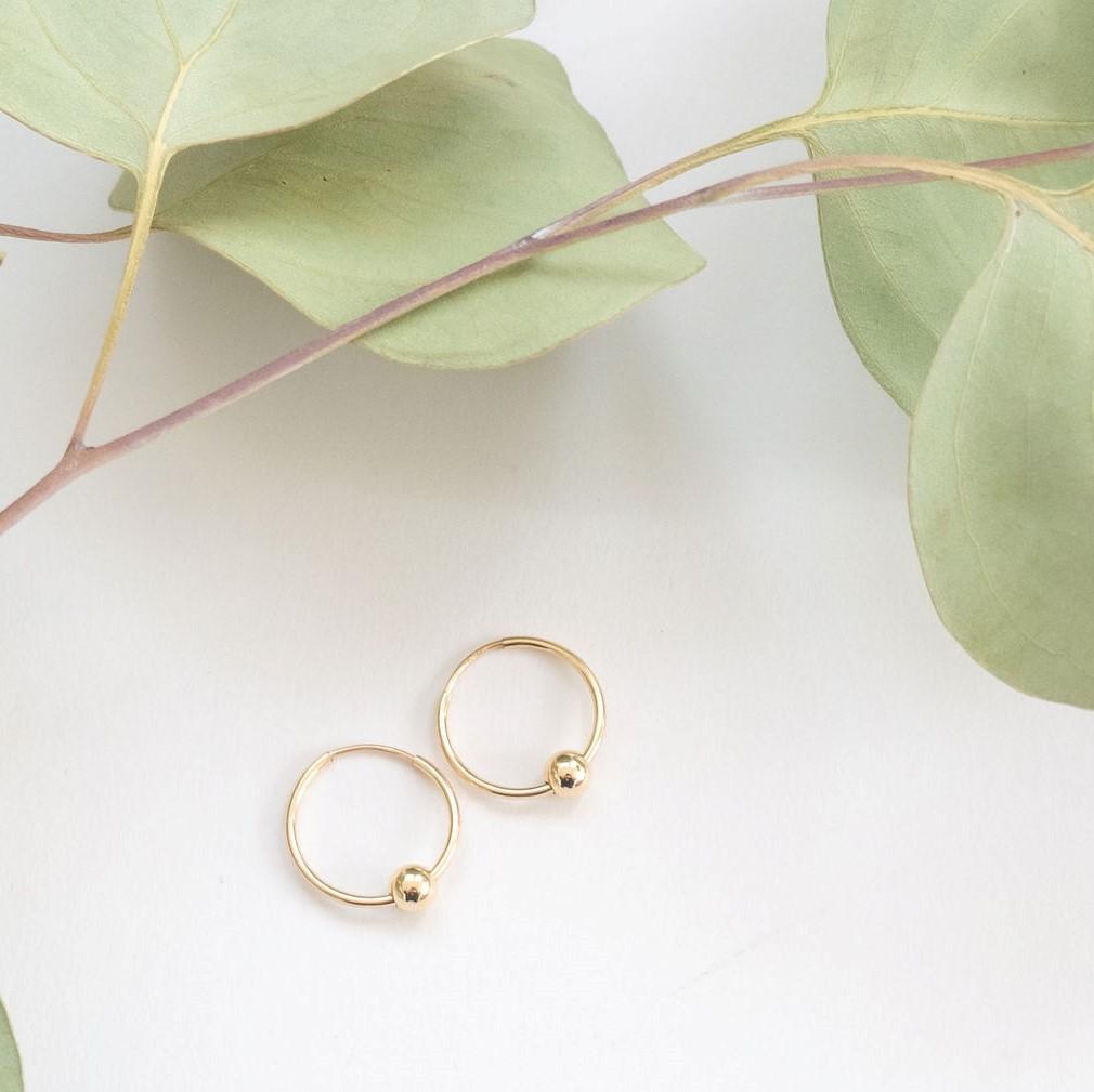Goldfarbene Ohrringe mit Perlen, Fake-Piercing-Design