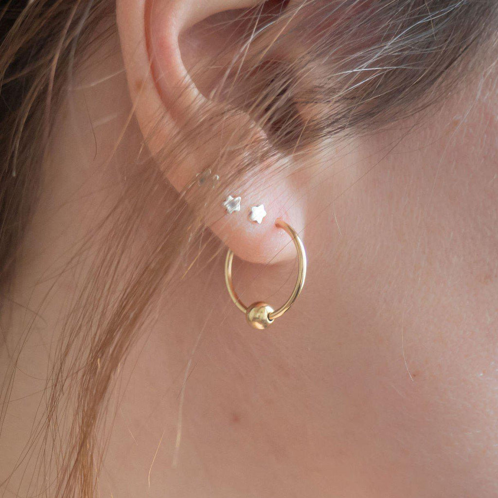 Goldfarbene Ohrringe mit Perlen, Fake-Piercing-Design