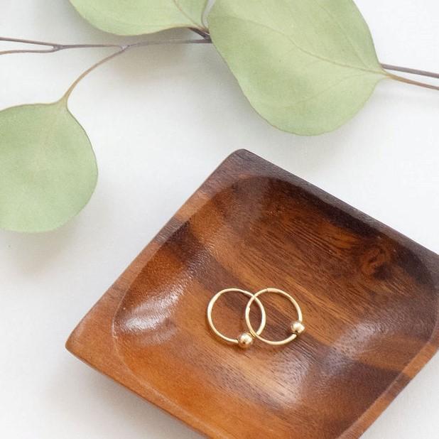 Goldfarbene Ohrringe mit Perlen, Fake-Piercing-Design