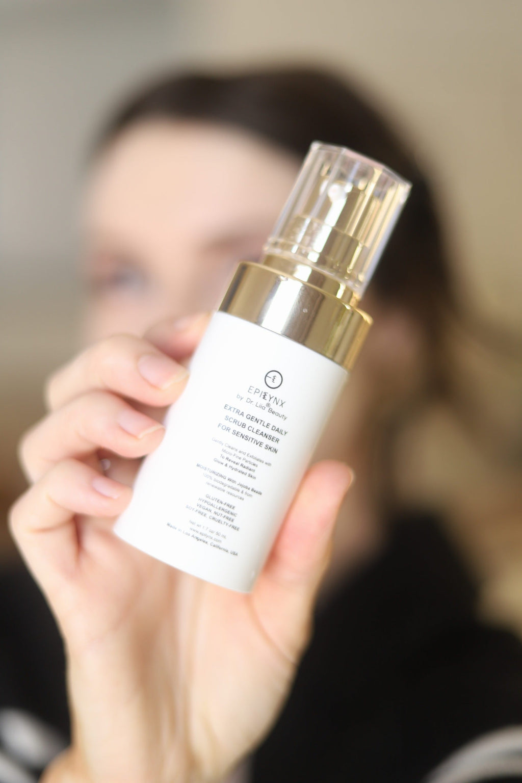 Sanftes Peeling Gesichtspeeling – Hyaluronsäure, Aloe Vera & biologisch abbaubare Jojoba-Perlen