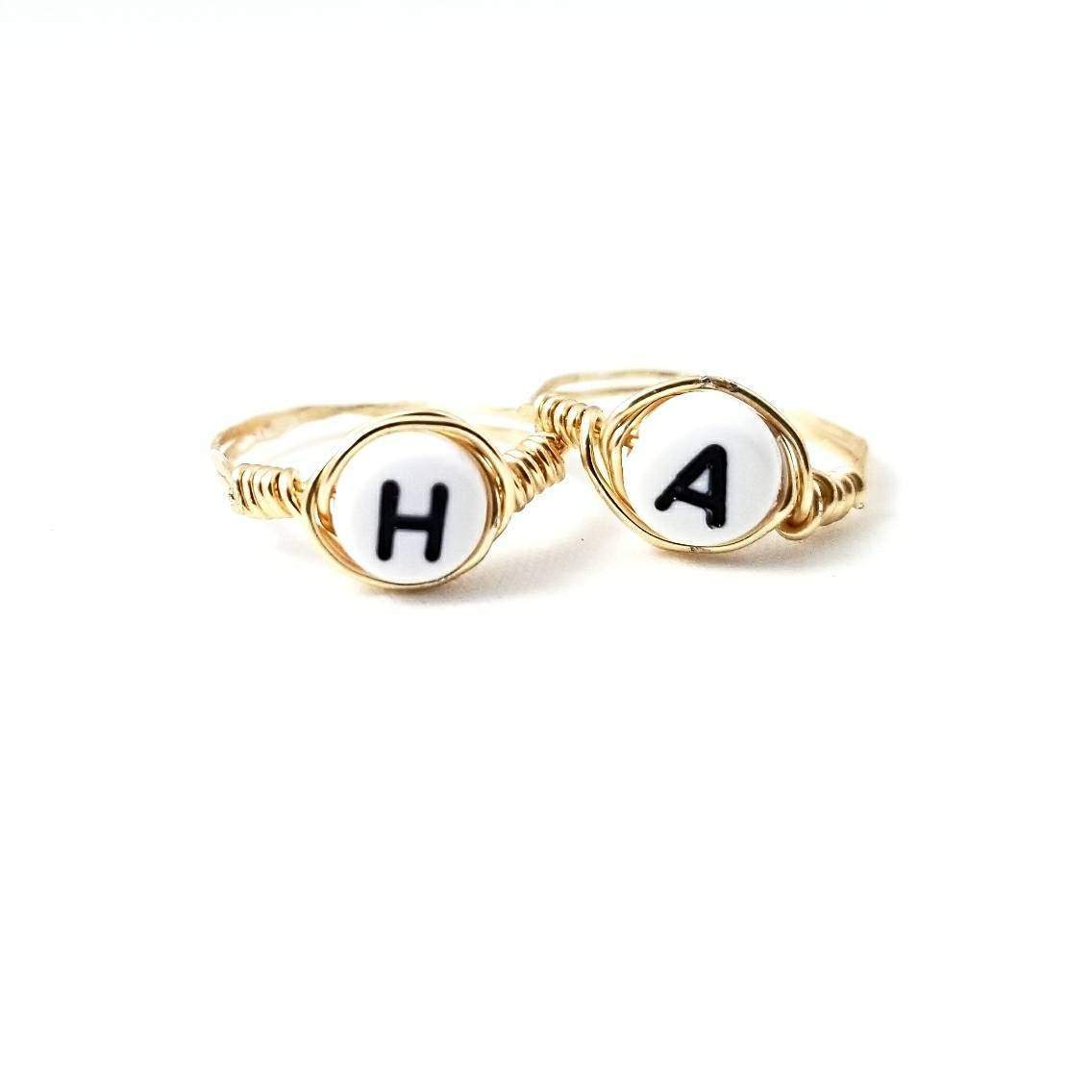 Drahtgewickelter Initialenring mit Buchstabenperle