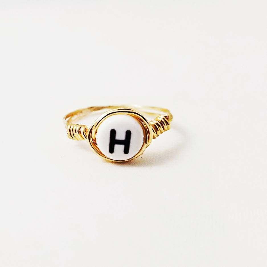 Drahtgewickelter Initialenring mit Buchstabenperle