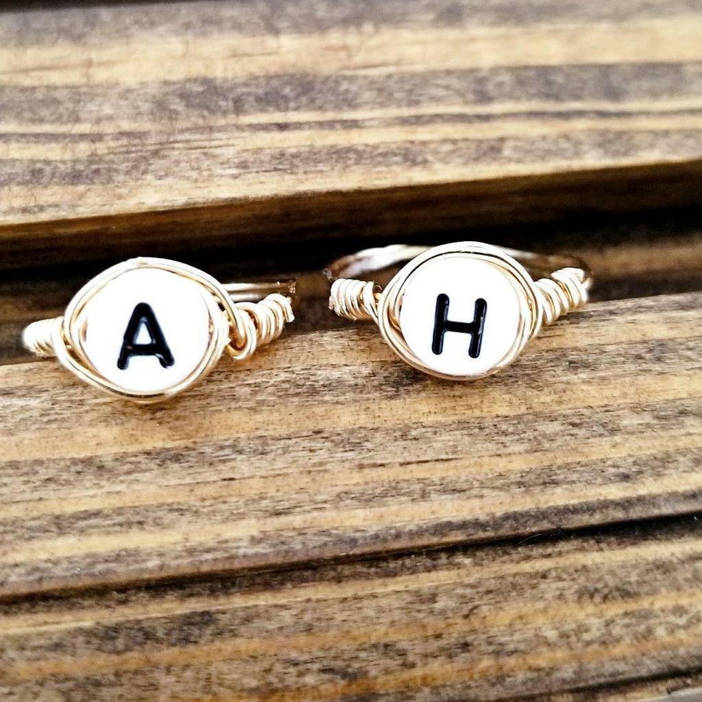 Drahtgewickelter Initialenring mit Buchstabenperle