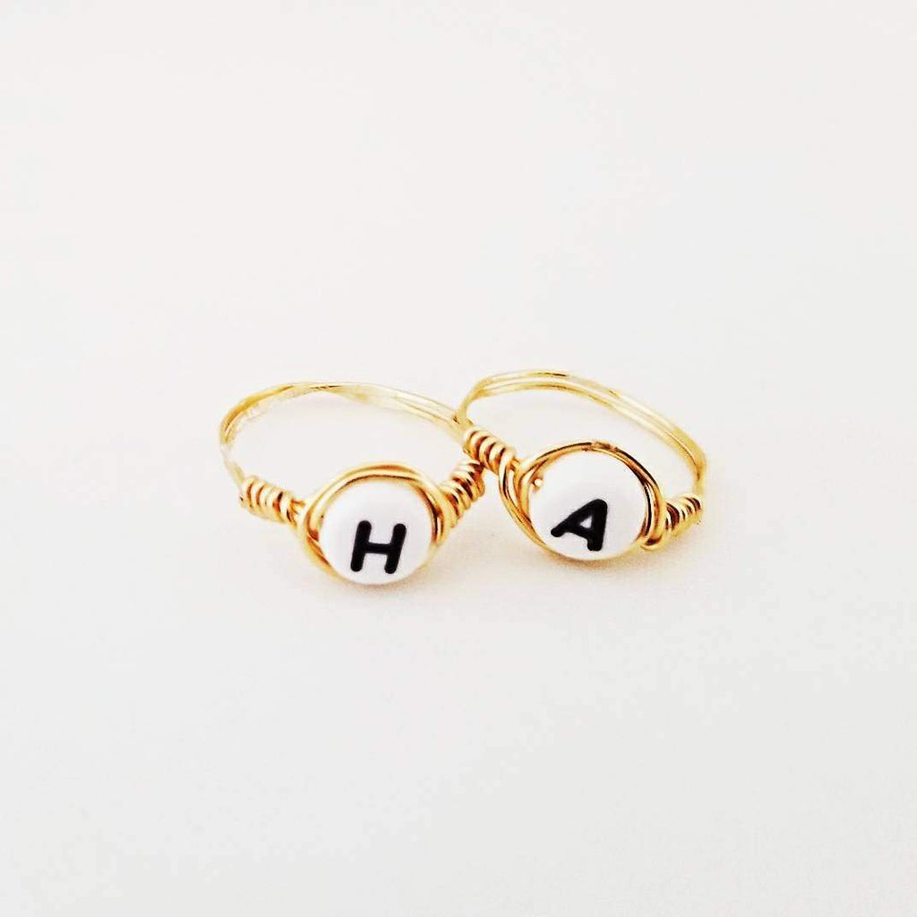 Drahtgewickelter Initialenring mit Buchstabenperle