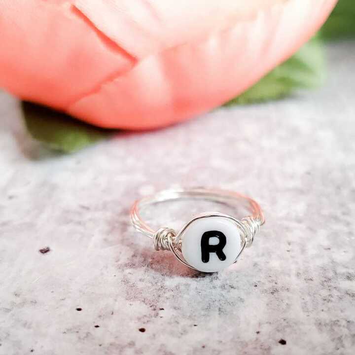 Drahtgewickelter Initialenring mit Buchstabenperle