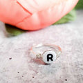 Drahtgewickelter Initialenring mit Buchstabenperle