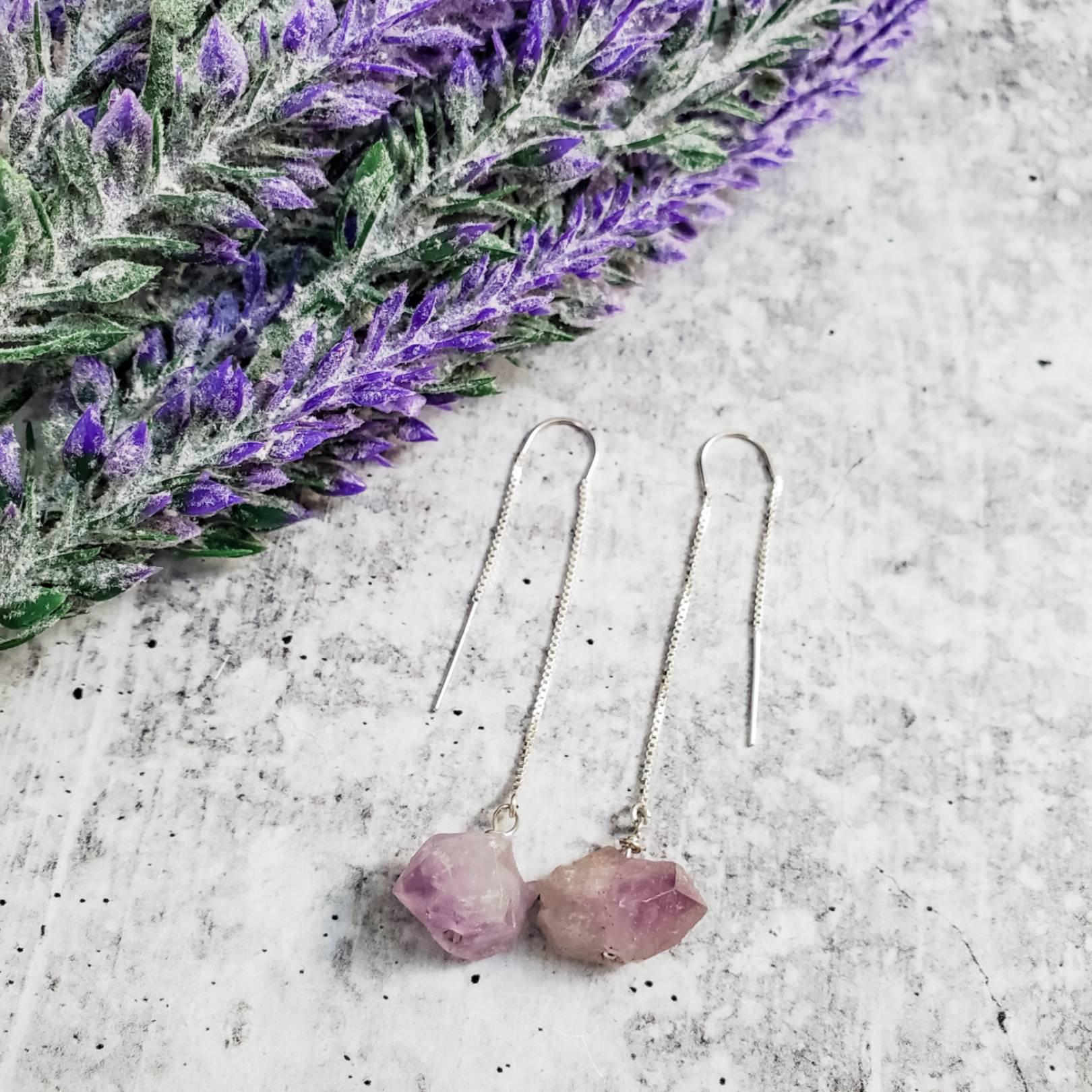 Ohrhänger mit rohen violetten Amethysten