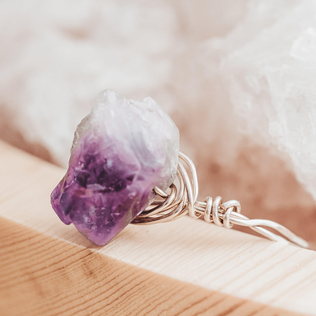 Großer, handgefertigter Ring aus lila Amethyst (Drahtwickeltechnik)