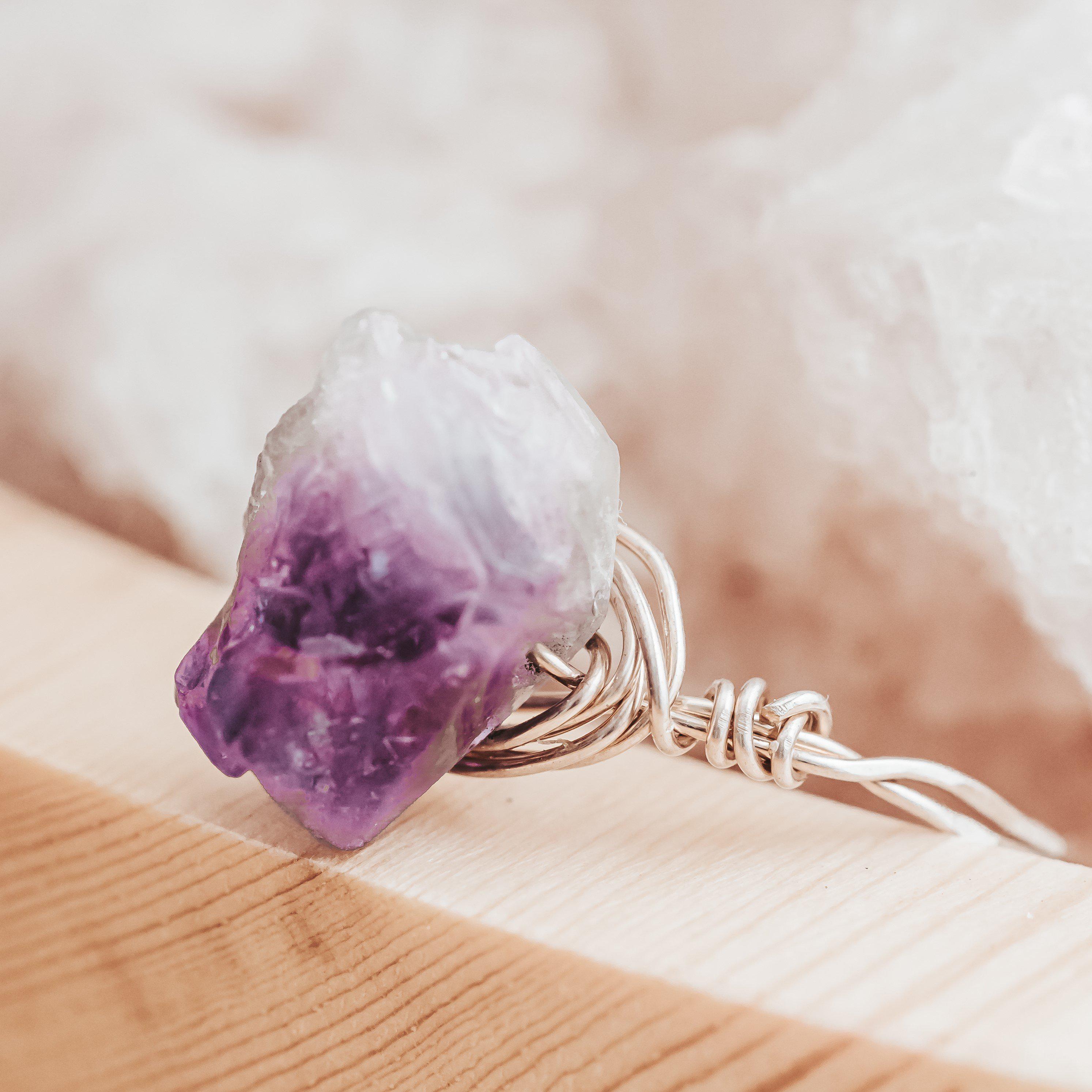 Großer, handgefertigter Ring aus lila Amethyst (Drahtwickeltechnik)