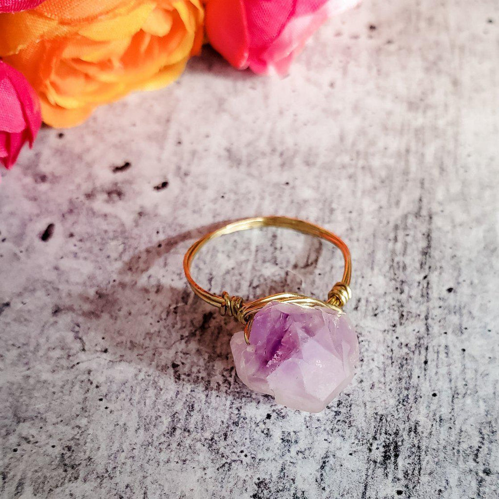 Großer, handgefertigter Ring aus lila Amethyst (Drahtwickeltechnik)