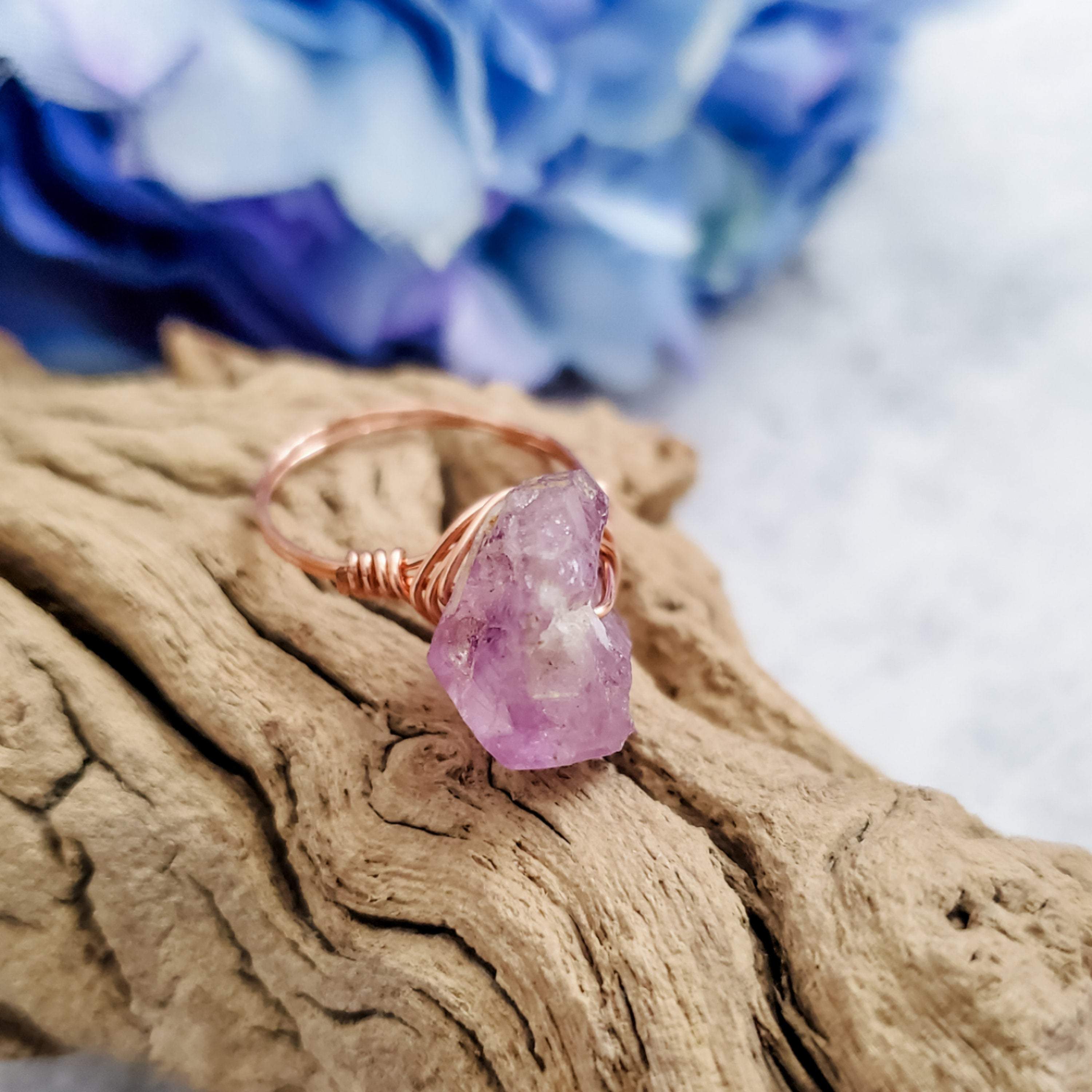 Großer, handgefertigter Ring aus lila Amethyst (Drahtwickeltechnik)