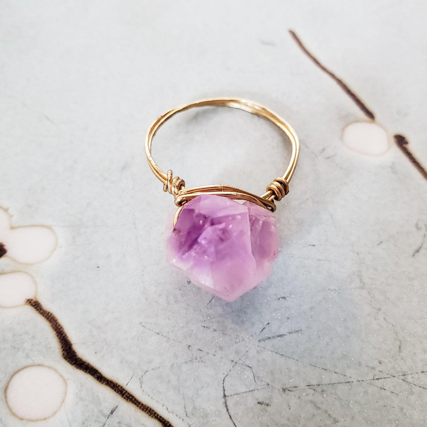 Großer, handgefertigter Ring aus lila Amethyst (Drahtwickeltechnik)
