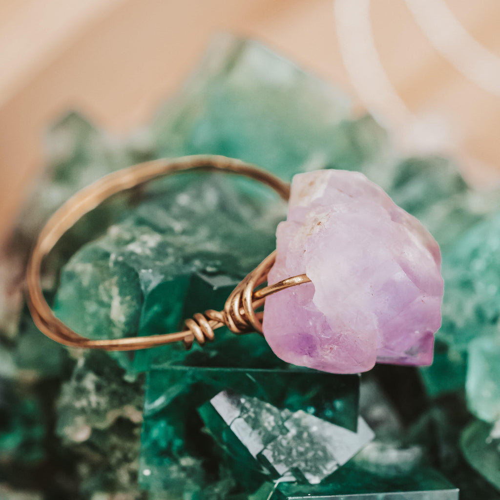 Großer, handgefertigter Ring aus lila Amethyst (Drahtwickeltechnik)
