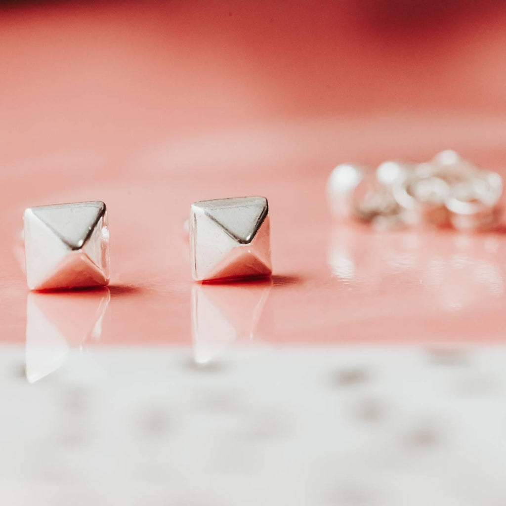 Ohrstecker Silber mit Pyramiden-Nieten