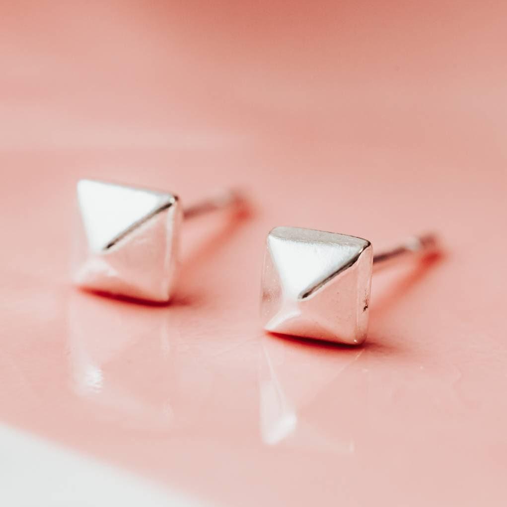 Ohrstecker Silber mit Pyramiden-Nieten