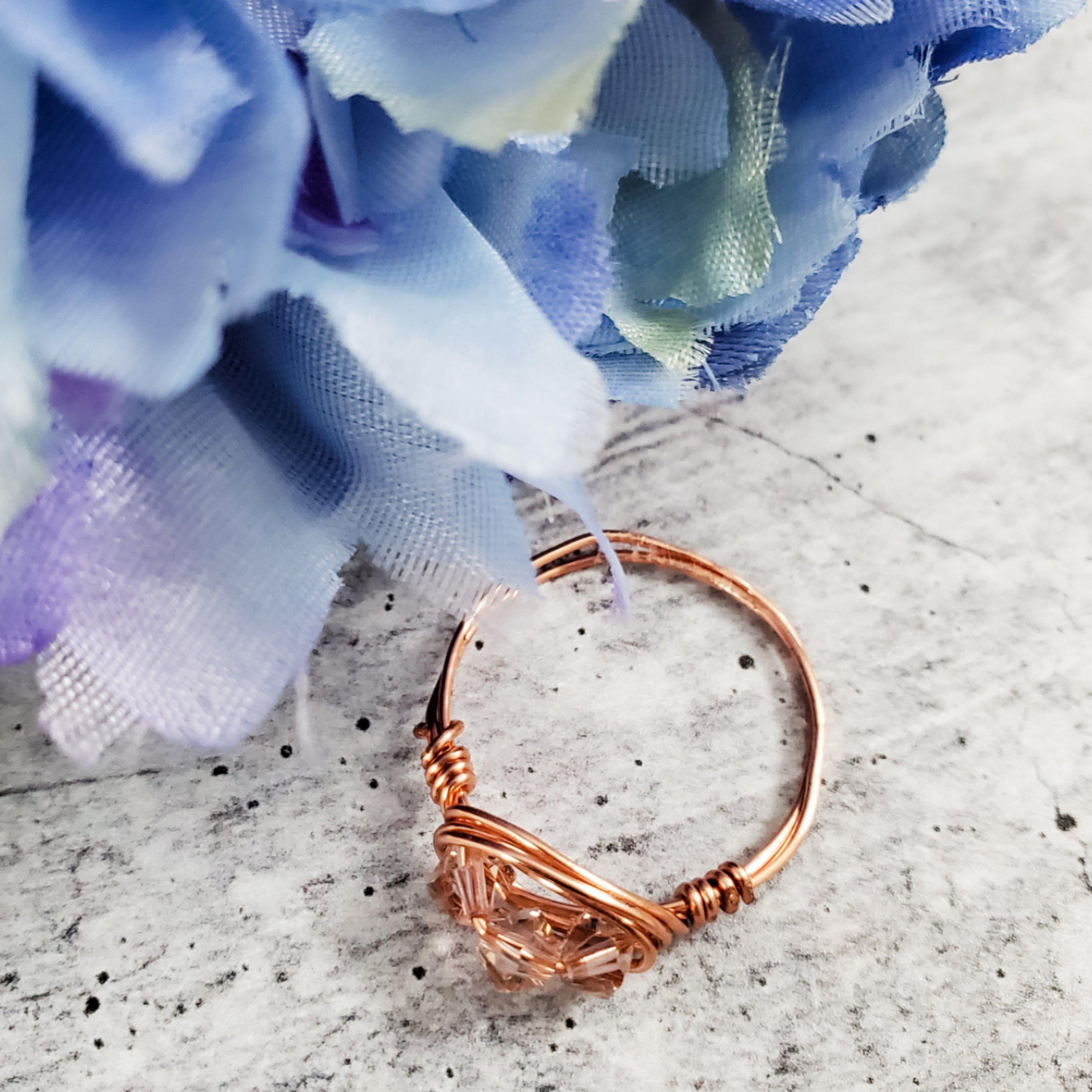Swarovski pinker Kristallring mit Drahtwicklung
