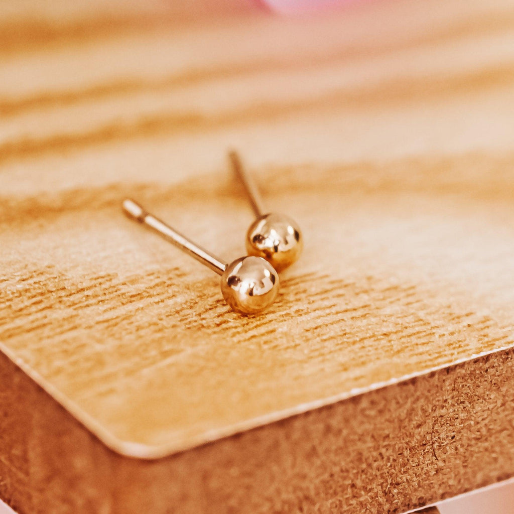 Kleine goldene Kugelohrstecker
