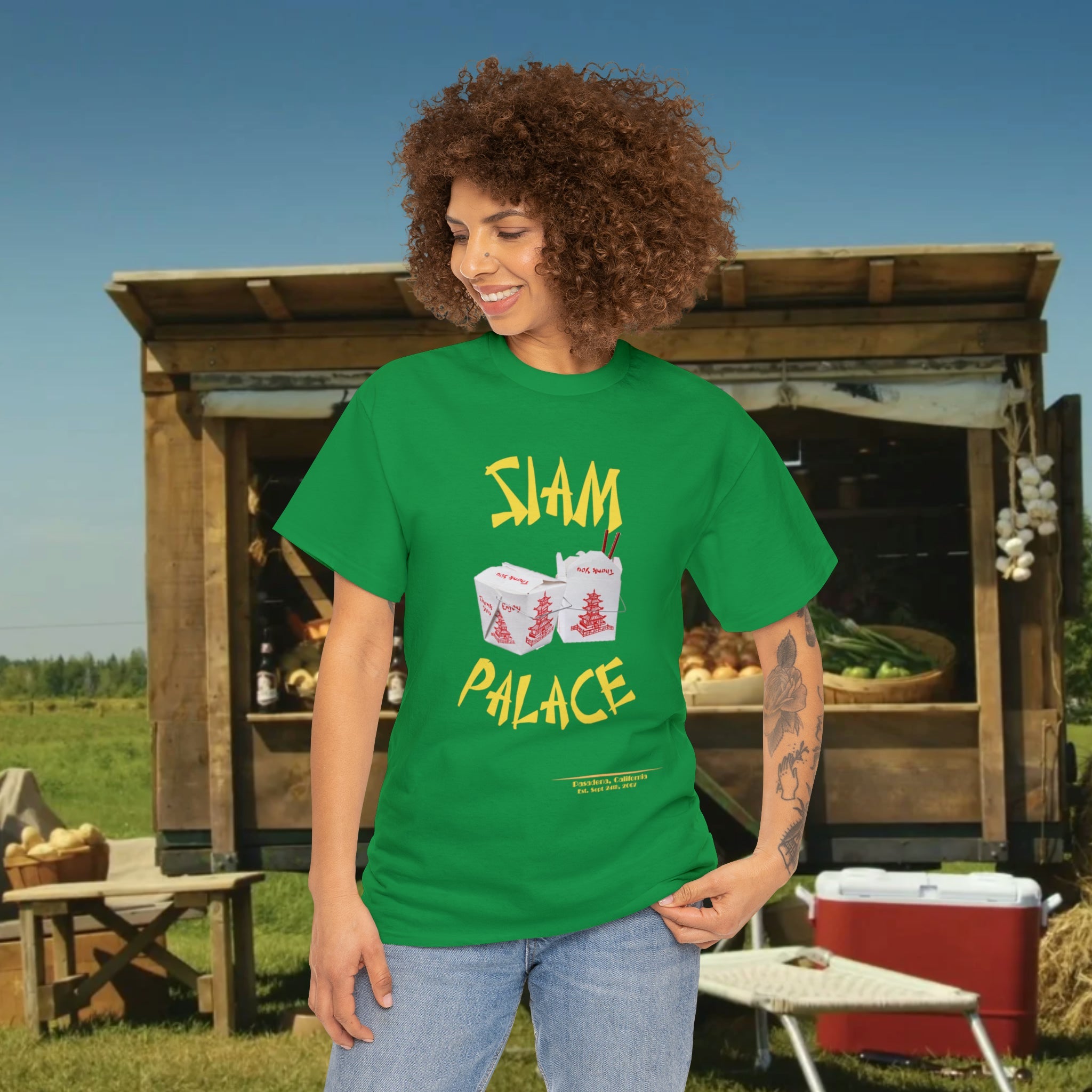 "DirkyThreadz Siam Palace T-Shirt – Mutiges Take-out-Grafikdesign aus schwarzer Baumwolle"