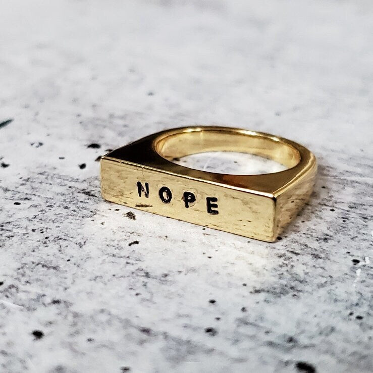 NOPE Gold- oder Silber-Flachkopfring