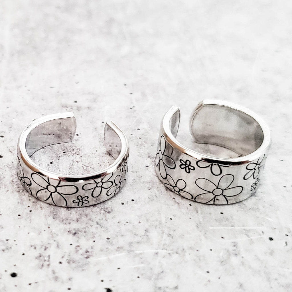 Gänseblümchen-Ring – handgestempelter offener Ring aus Sterlingsilber oder vergoldet