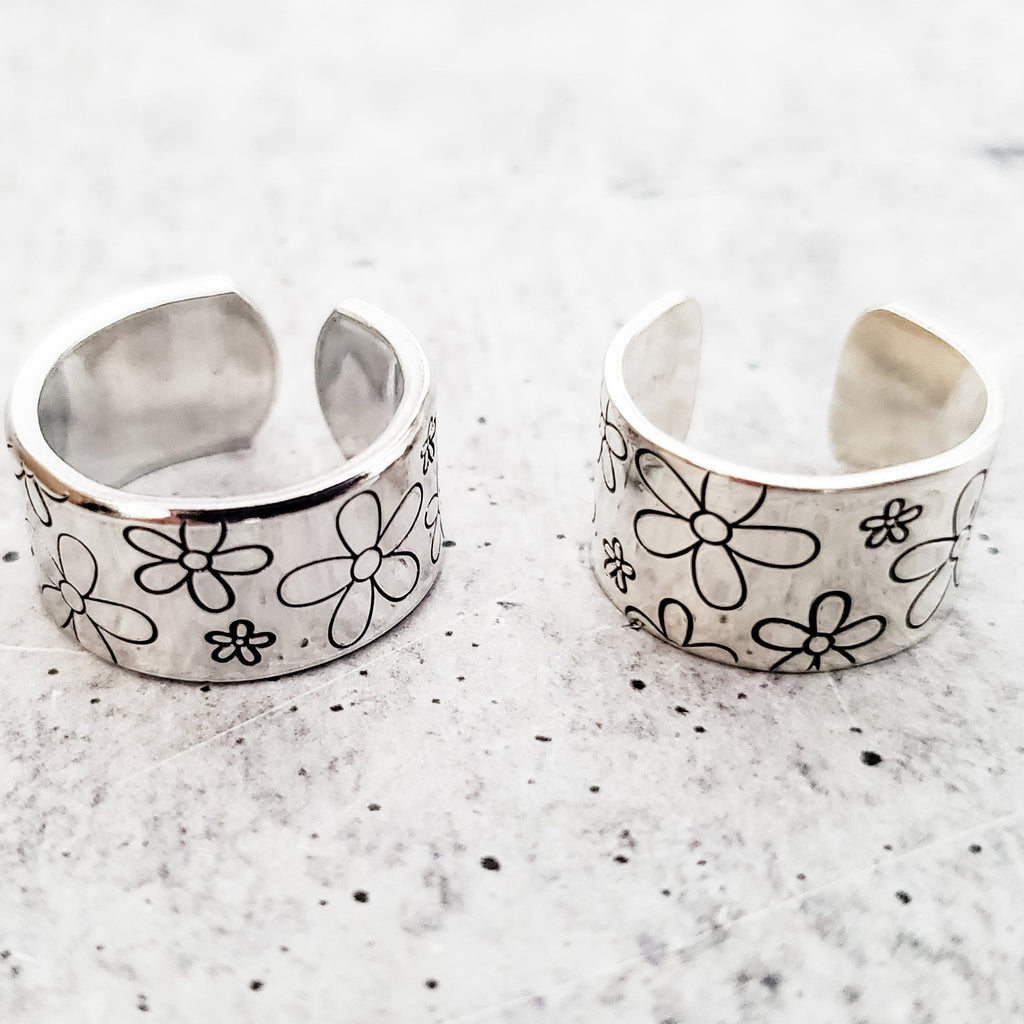 Gänseblümchen-Ring – handgestempelter offener Ring aus Sterlingsilber oder vergoldet