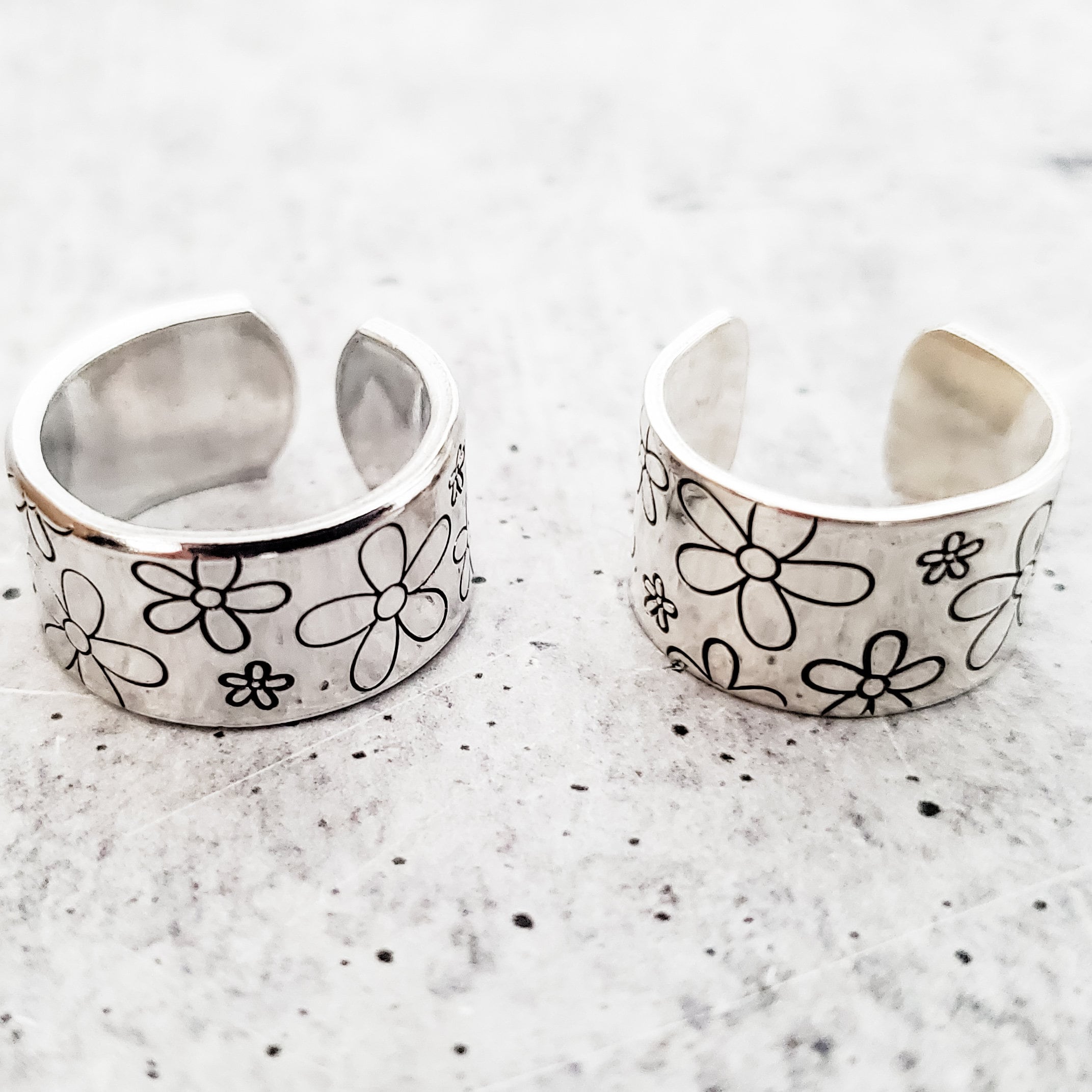 Gänseblümchen-Ring – handgestempelter offener Ring aus Sterlingsilber oder vergoldet
