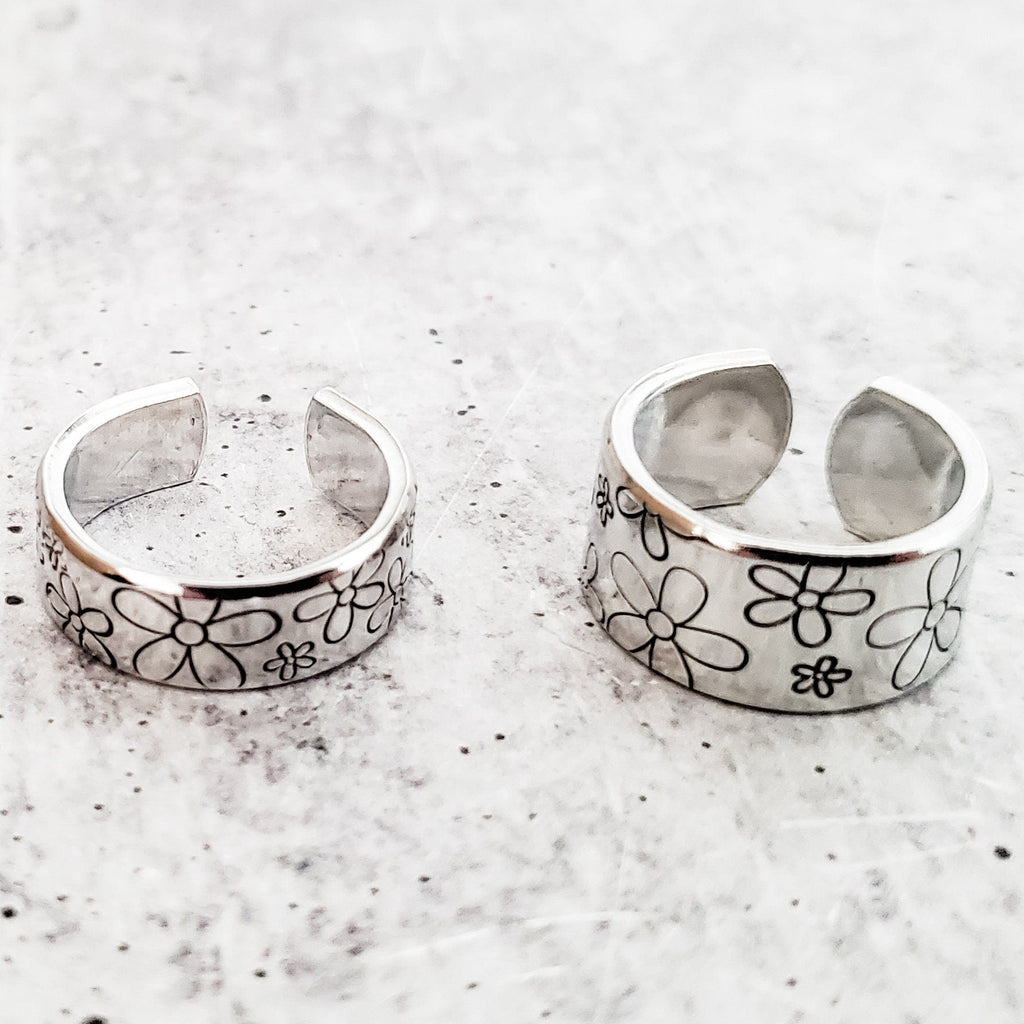Gänseblümchen-Ring – handgestempelter offener Ring aus Sterlingsilber oder vergoldet